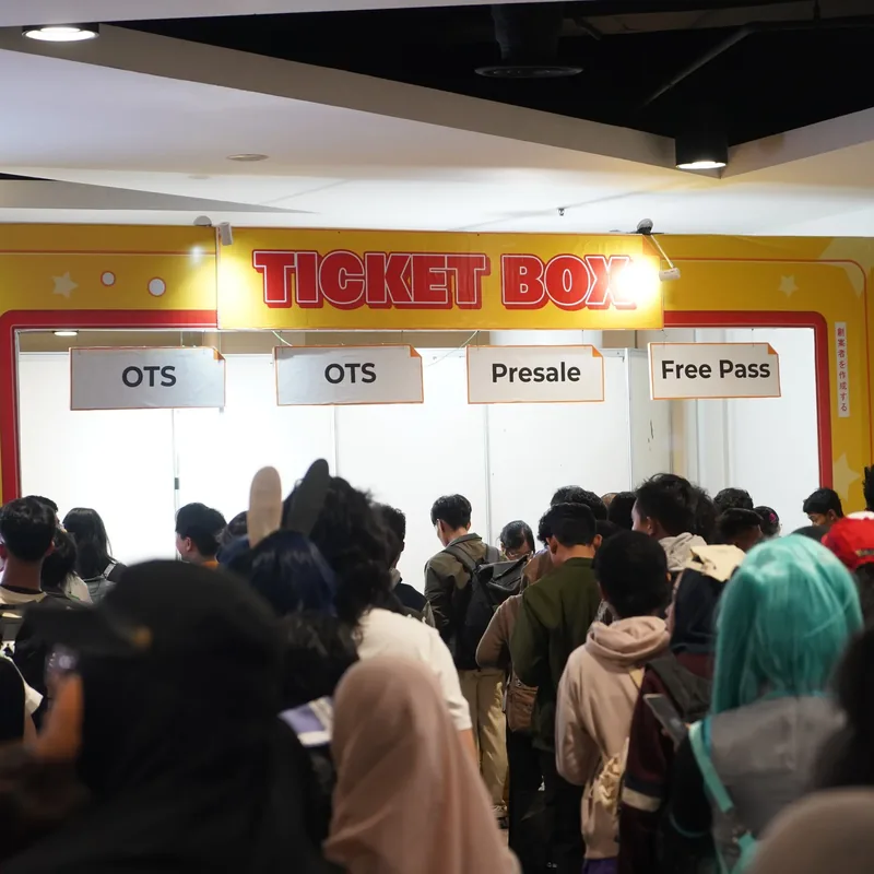 Pengunjung berkostum memadati lorong booth Chibicon